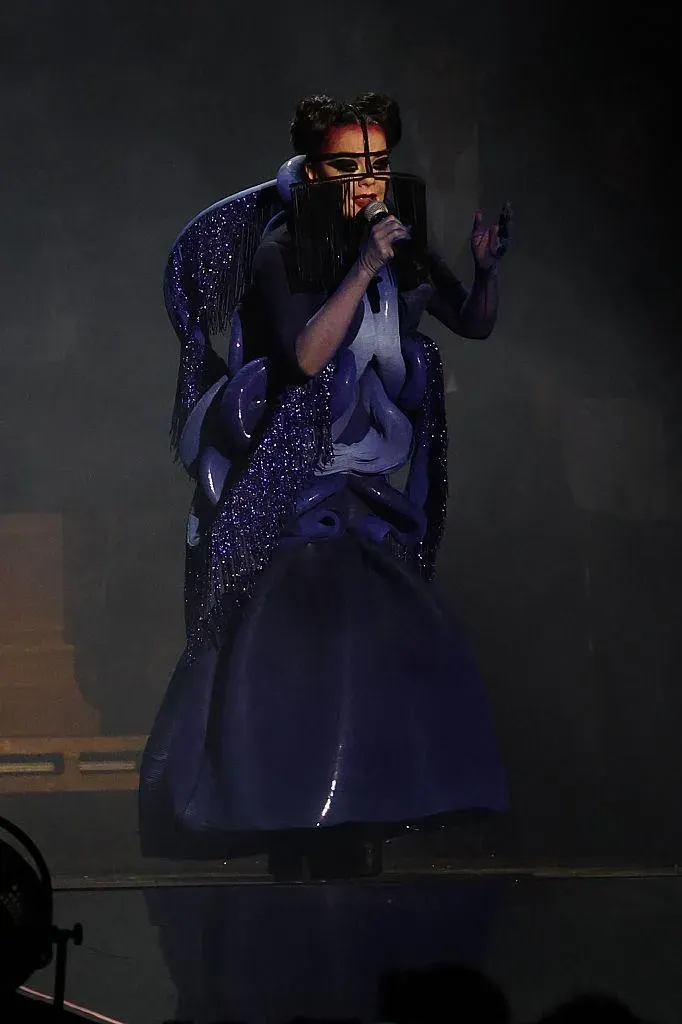 Björk e Rosalía juntas no palco do Brit Awards