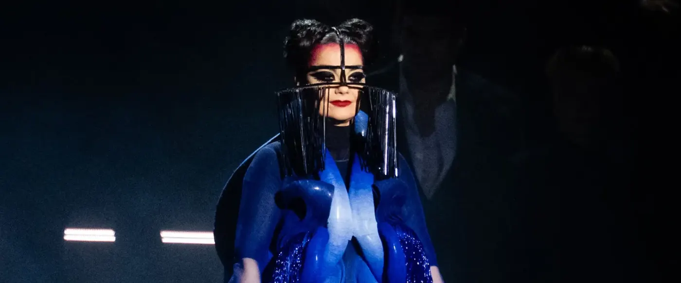 Björk em performance no palco do Brit Awards 2026