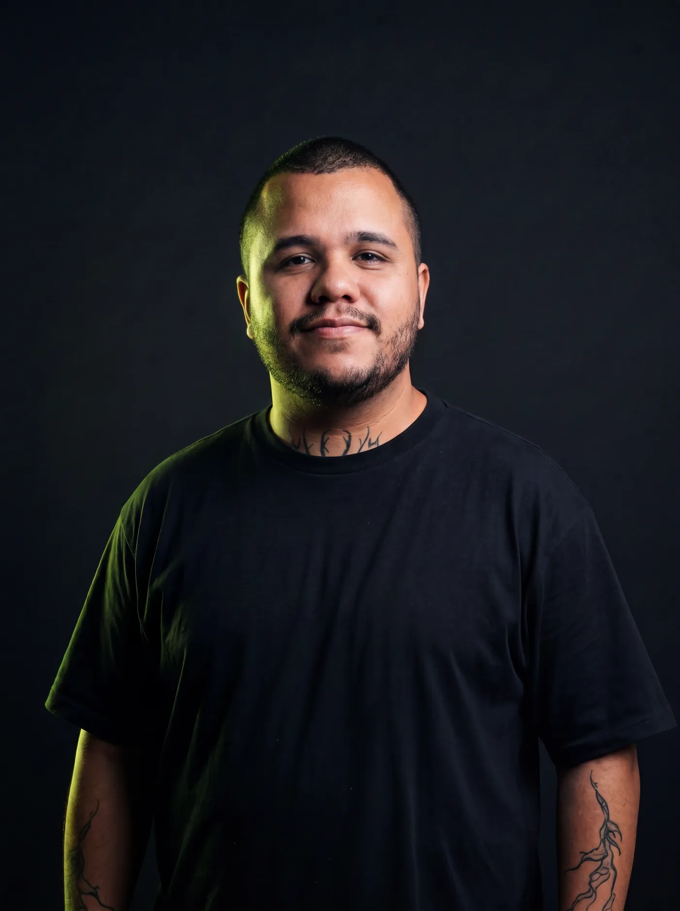 Luciano Vieira, Founder e Creative Director, em retrato de estúdio escuro com destaque em verde-limão